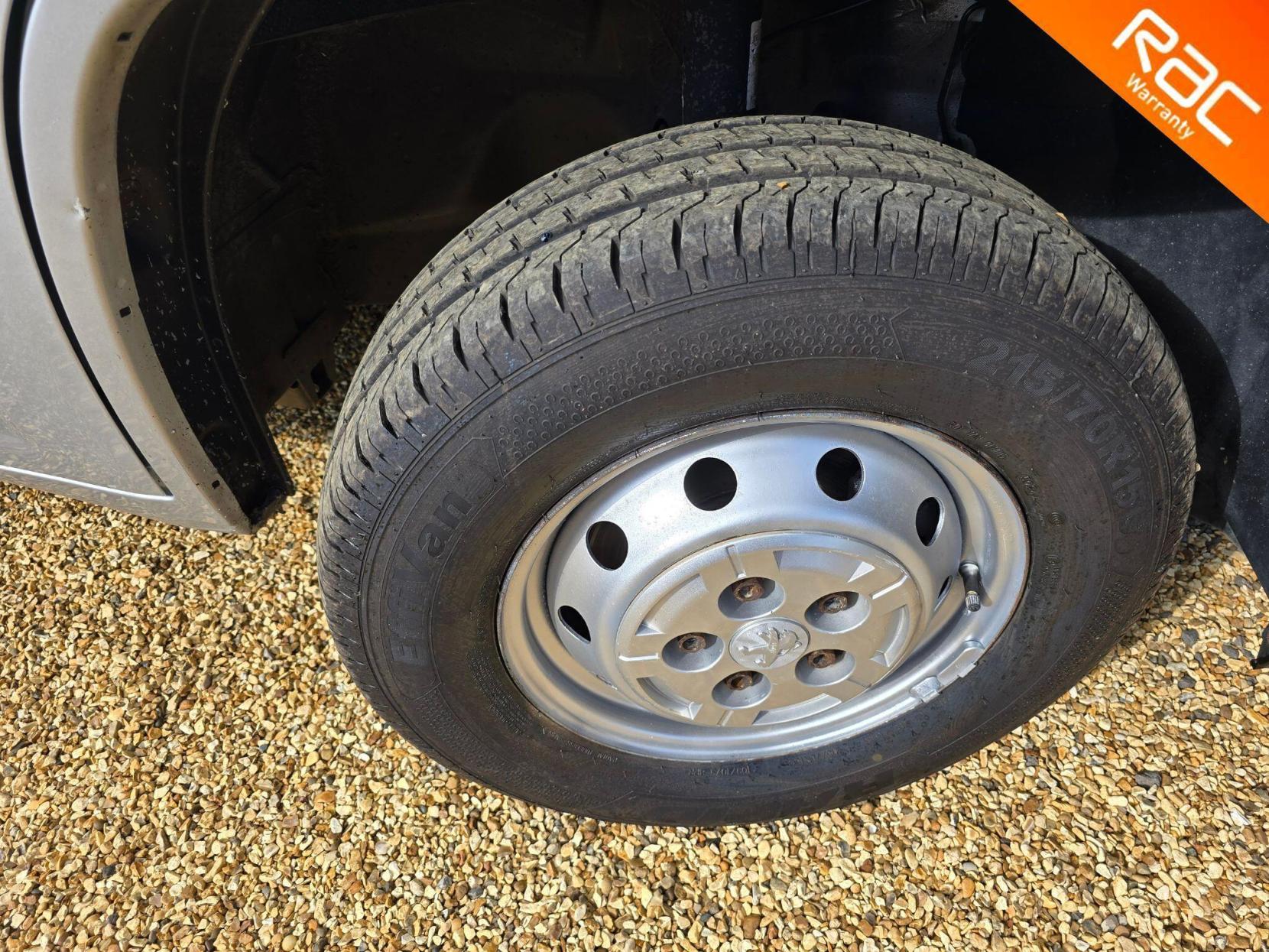 Peugeot Boxer 2.0 BlueHDi 335 Professional L2 H2 Euro 6 5dr